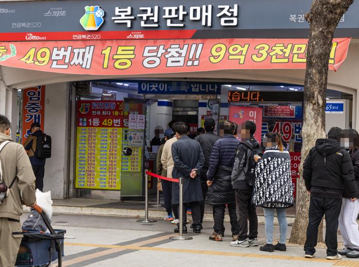 koreans buying lottery ticket
